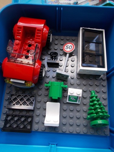 LEGO 10659 JUNIORS BLUE SUITCASE SET BLUE CARRYCASE 2 MINIFIGS DOG CAR GARAGE - Picture 4 of 7