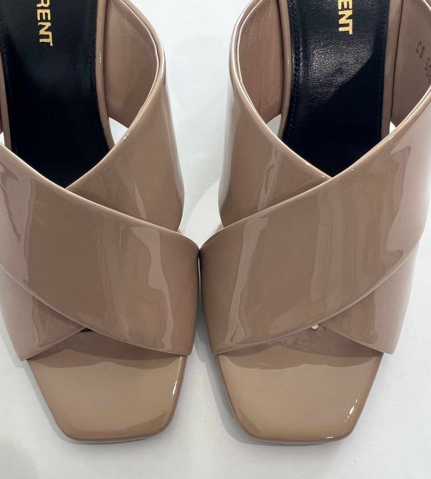 Sandali Saint Laurent LouLou 95 Mule in nudo