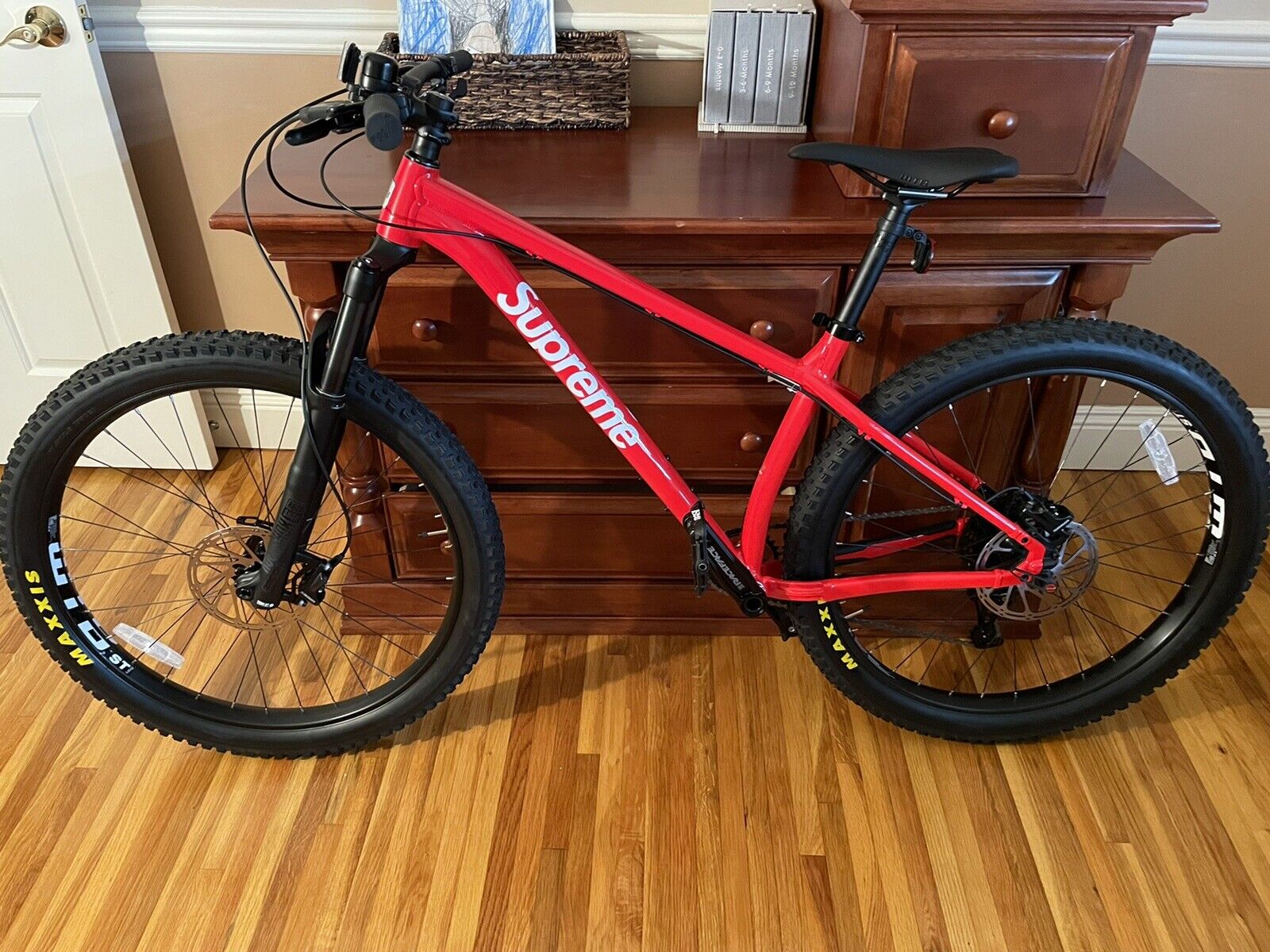 Supreme Santa Cruz Chameleon Mountain Bike  FW 18 Brand New Medium