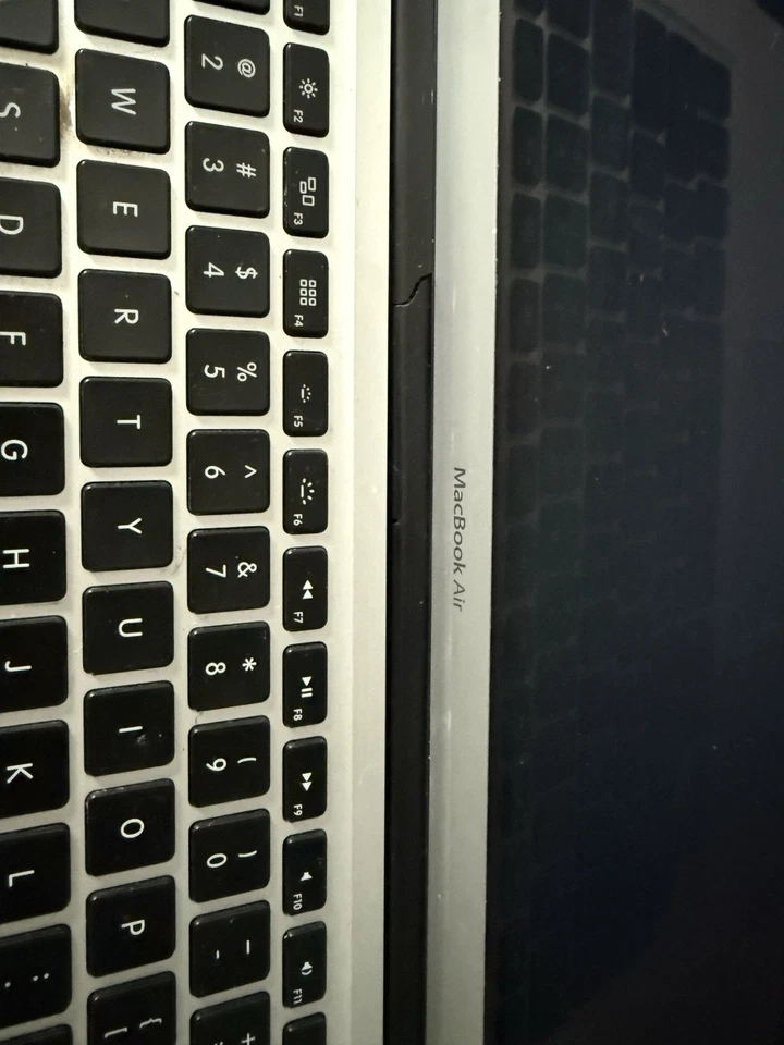 Apple MacBook Air A1465 11.6" Laptop - MD711LL/B (April, 2014) READ!!! - Image 4 of 4