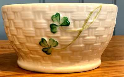 Belleek Ireland Korbgeflecht Kleeblatt Zuckerdose