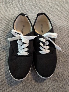 NWOT Women's Size 6 Black Flat Tennis Flats Brand Twisted