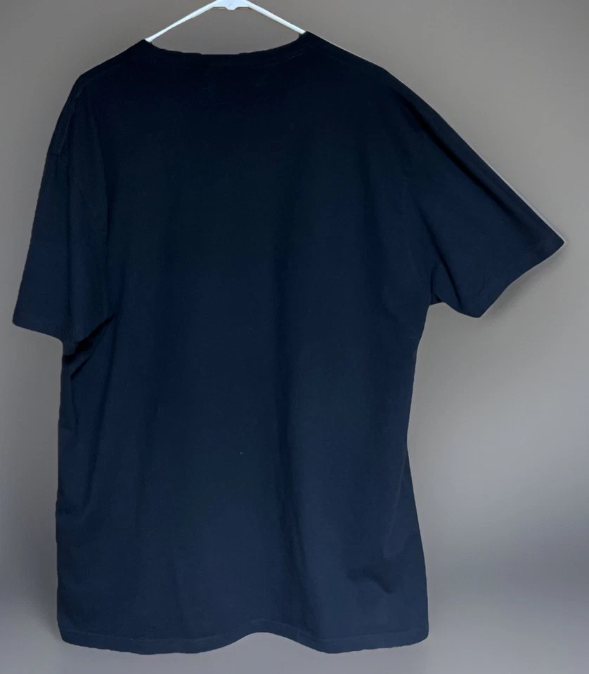 Camiseta Mitchell & Ness NBA Detroit Pistons Baloncesto Logo Negra Adulto Talla 2XL Foto 2 de 4