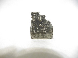 THIMBLE VINTAGE PEWTER SC WASKUL '92 A MOUSE COUPLE AND THEIR PUP