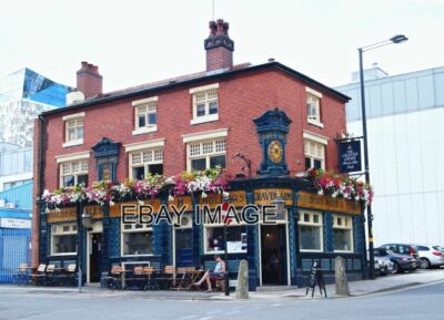 FOTO BLUCHER STREET BIRMINGHAM EIN KUNDE GENIESST ETWAS SONNENSCHEIN UND ENTSPANNUNG