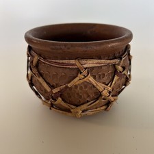 "Olla de arcilla artesanal vintage con cubierta tejida de paja de ratán de 4,5"" de alto"