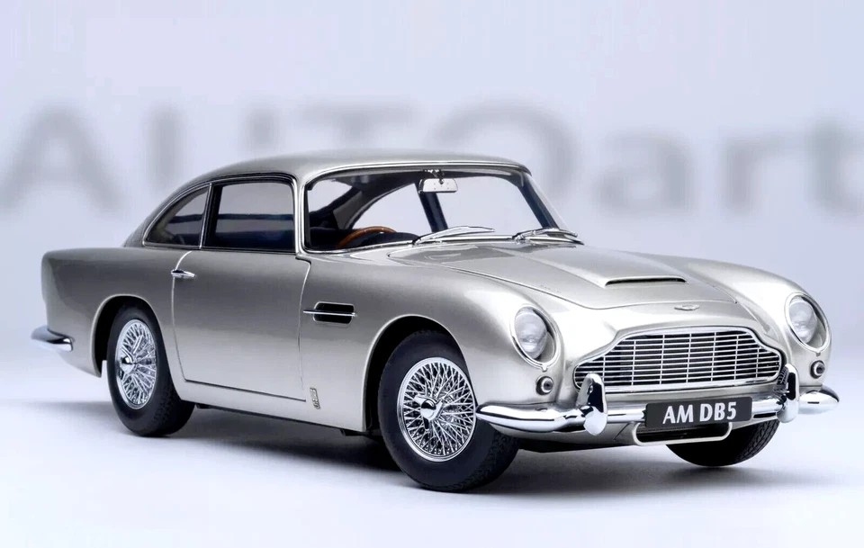Aston Martin DB5 Coupé Anno 1964 Birch-Silver 1:18 AUTOart 70287 - Immagine 2 di 4