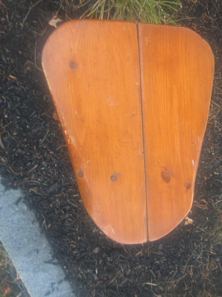 Antiguo taburete de ordeño primitivo con ubres y cola granja primitivas vacas Maine. Foto 3 de 4