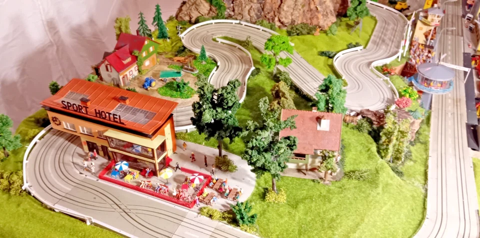 Faller AMS Autorennbahn auf Platte in Landschaft - Bild 3 von 4