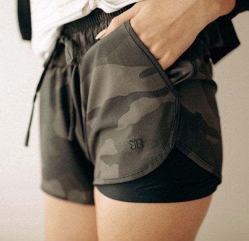 ALBION FIT Pursuit Lunge Camo Print Shorts Workout Gym Yoga Women’s Size M