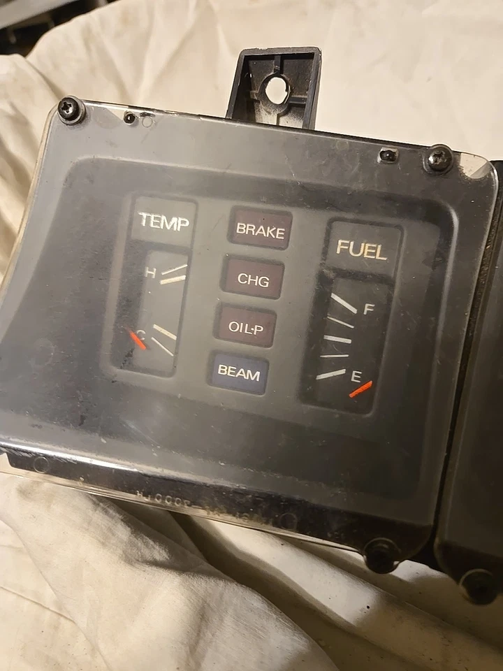 1975 Datsun B 210 速度计集群仪器 Speedo 0 英里外观 — 第 3/4 张图片