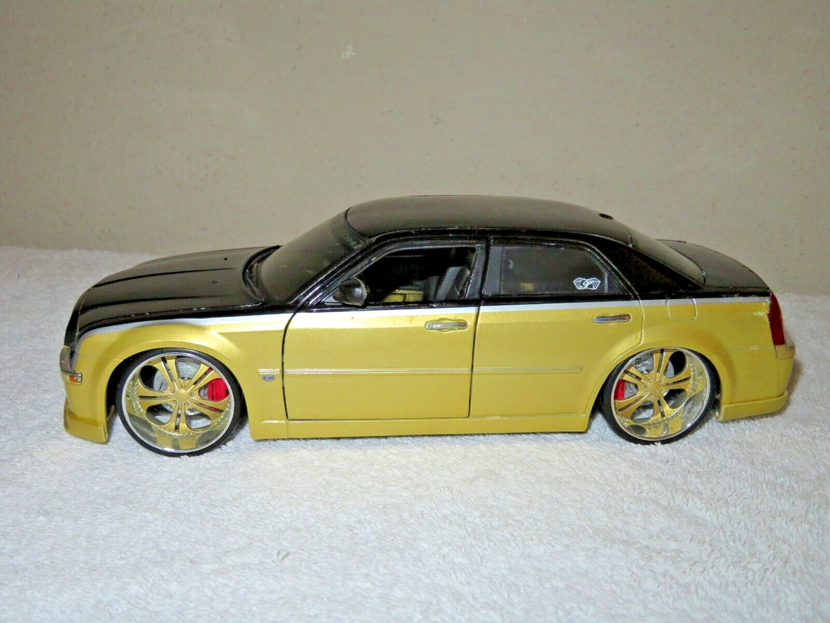 RARE! 2005 CHRYSLER 300C HEMI BLACK/GOLD 1:18 PLAYERZ MAISTO