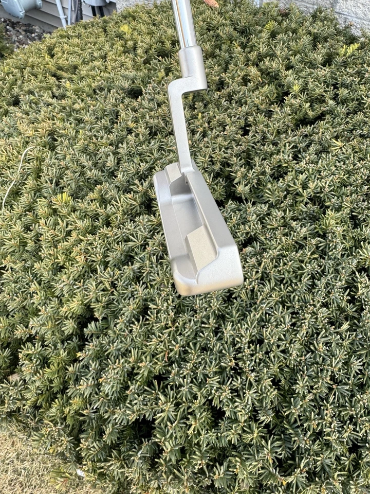 **Tour Issue** Naked Nike Method 006 ‘The Oven’ - Nike’s Circle T - 35 Inches - Image 3 of 4