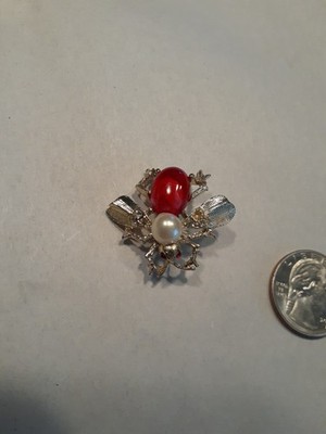 Vintage Custom Bee Pin Gold Tone Excellent Condition pearl and ruby