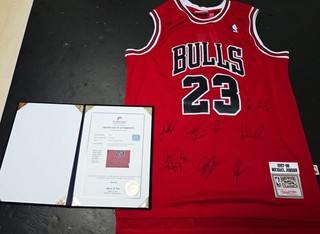 97 98 NBA WInner Chicago Bulls Autographed Michael Jordan Jersey COA