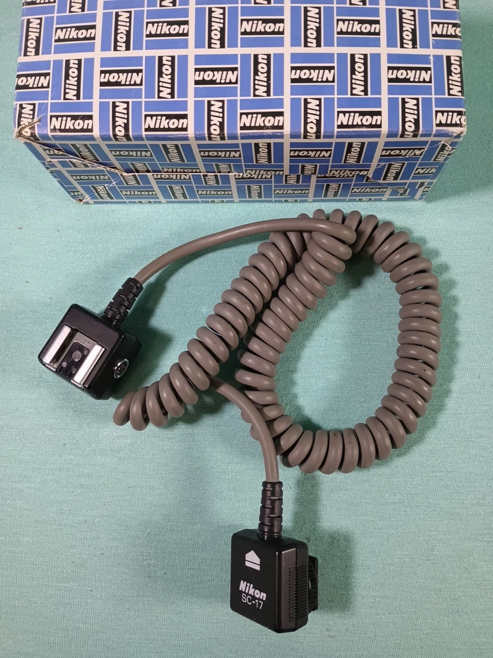 Adaptador de terminal de sincronización Nikon AS-15 y cable de sincronización remota SC-17 TTL Foto 2 de 3