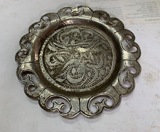 Ancienne assiette sculptée ancienne en laiton argenté fait main beau motif