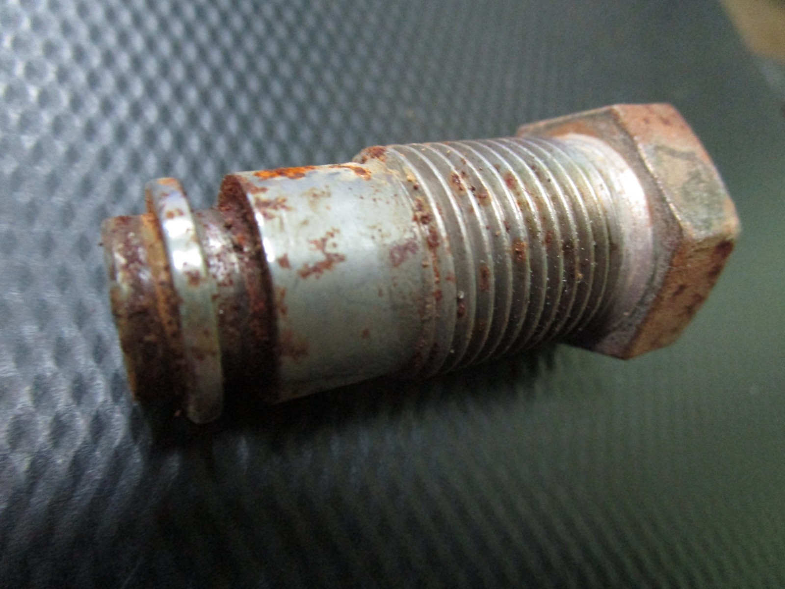 Rolls Royce Shadow, Corniche rear height control valve pipe adaptor UR12162