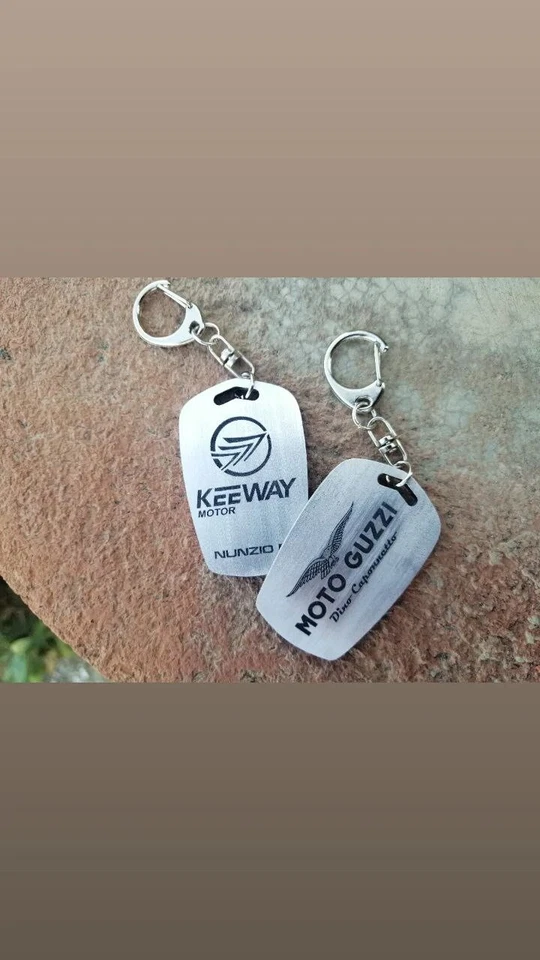 Portachiavi Auto in metallo personalizzato con incisione Profonda - Immagine 3 di 4