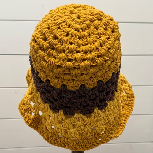 Cappello a secchiello uncinetto girasole giallo e marrone - Foto 4 di 6