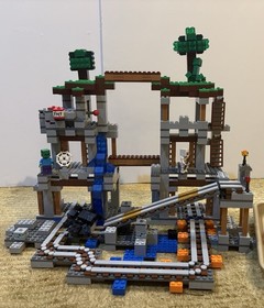 Lego Minecraft Set 21118 Pre-owned - Missing 2 Minifigures