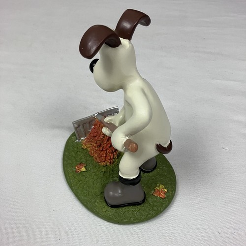Wallace & Gromit - Gromit Gardening Figure - Indoor / Outdoor Ornament New - Picture 5 of 14