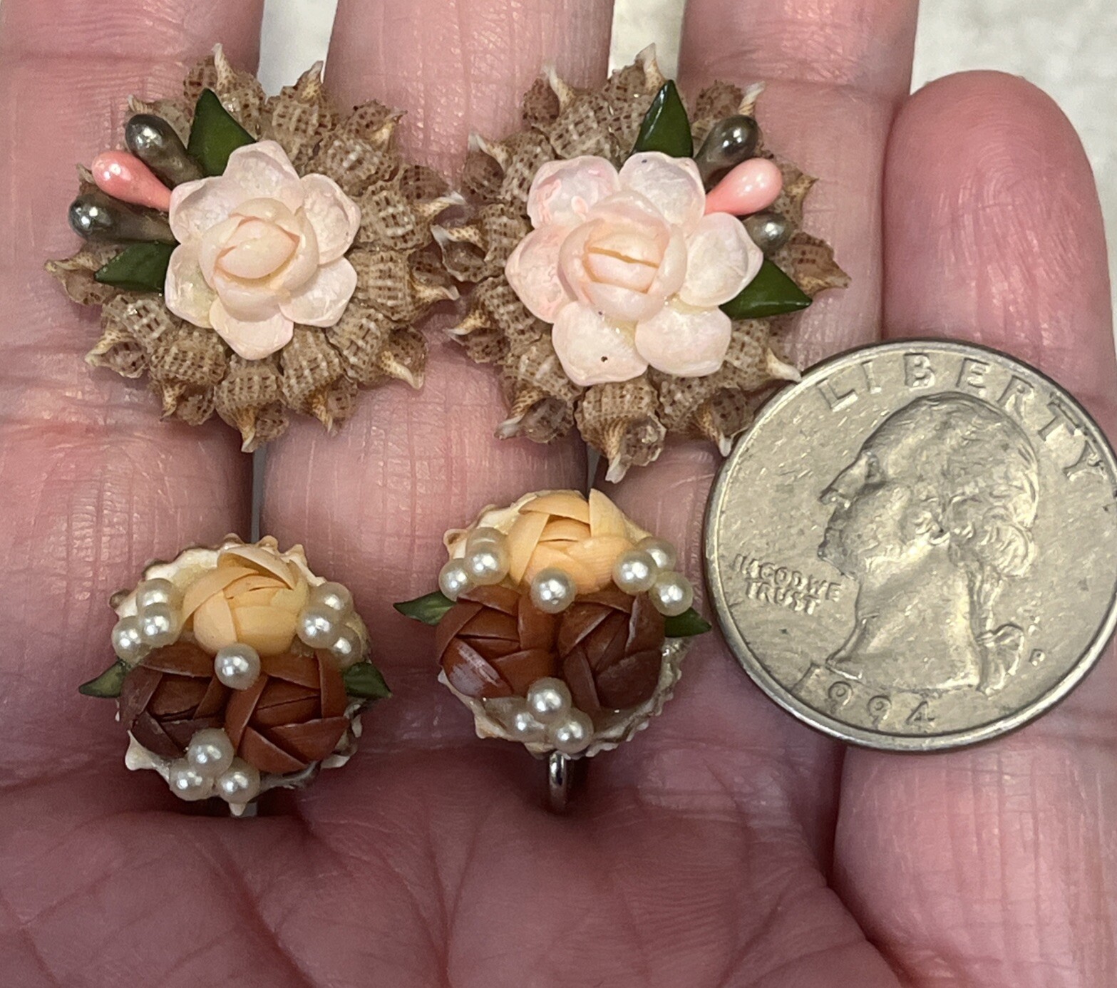 *READ* 2 Vtg Tiny Sea Shell Screw Back Earrings F… - image 1