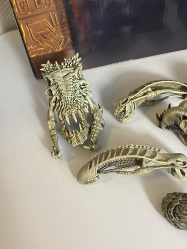 Genuine Neca Predators Trophy Wall Diorama Box Rare DKL - Picture 22 of 24