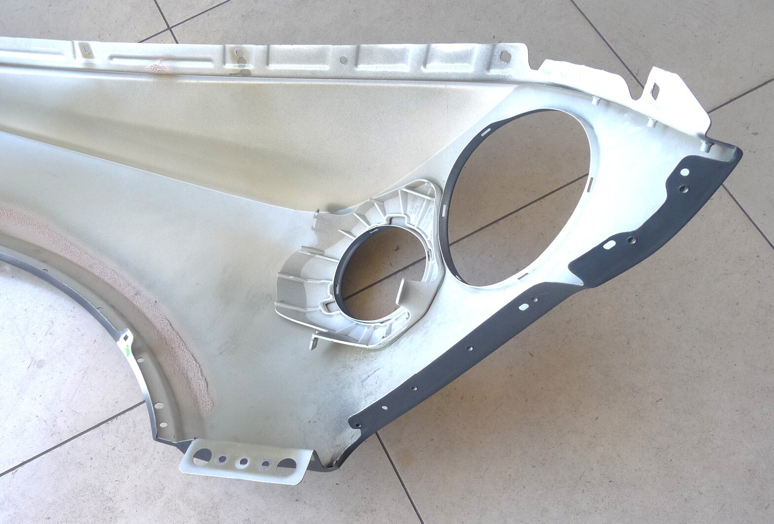 16-19 Bentley Bentayga 1st. Gen BY636 Front Left Fender Wing Cover 36A821017B OE