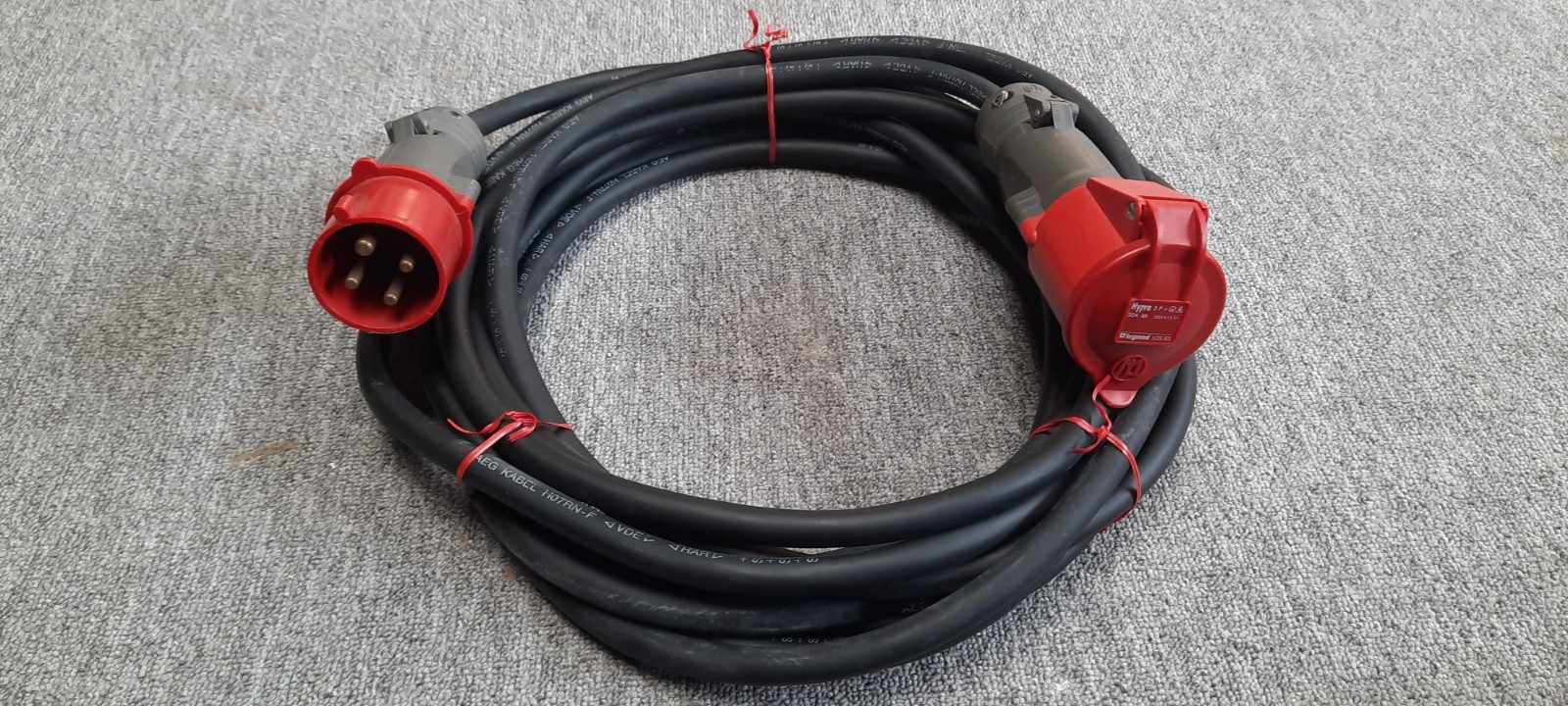 Rallonge électrique 10m Legrand trifasée 4G4 câble noir renforcé pour chantier et atelier