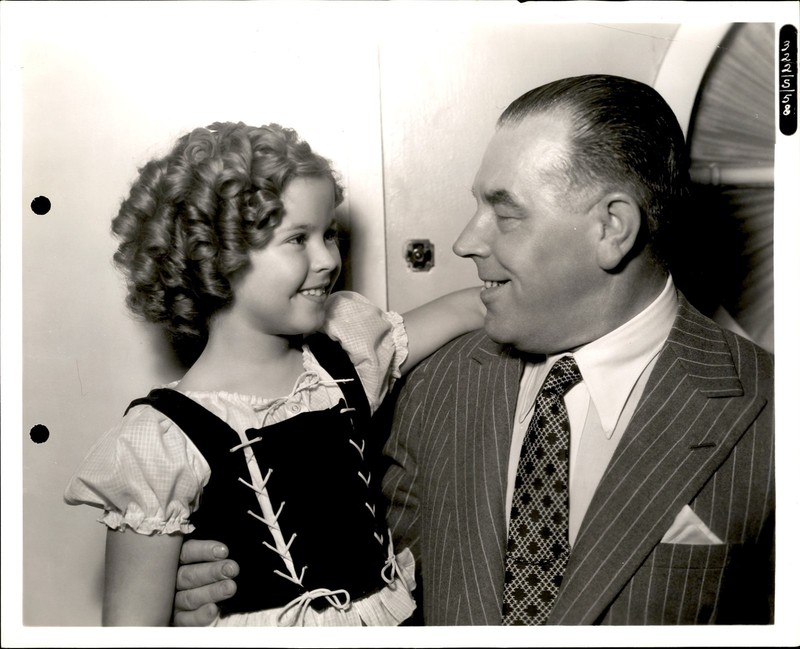 LMPE40 1937 Original C. Raudebaugh Photo "HEIDI" SHIRLEY TEMPLE & UNKNOWN MAN