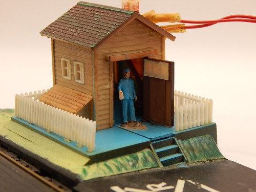TYCO Vintage 1977 Signal Man with Lighted Shack #928 HO ~ Preowned, Very Good! - Picture 9 of 13