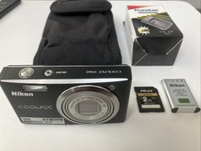 Nikon Coolpix S560 BUNDLE 10MP Digital Point Shoot Camera Battery Charger Case