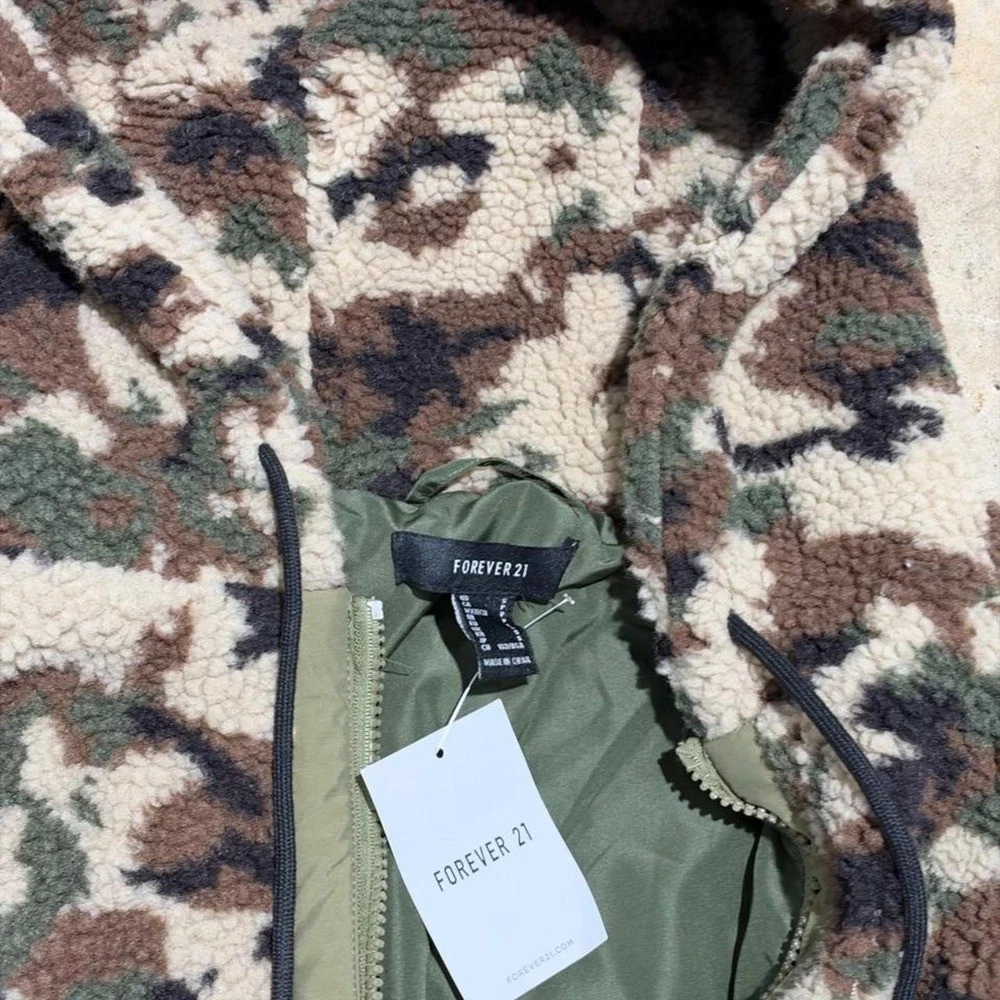 Forever 21 Men's Camo Sherpa Fleece Jacket Size S - product detail image 2