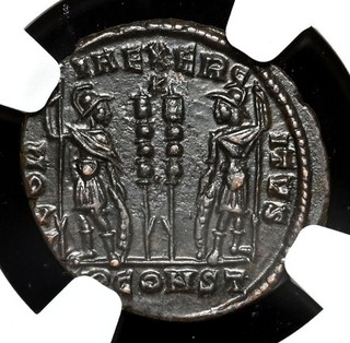 IMPERO ROMANO. Costantino I AD 307 337. Æ3 Soldatini con standard NGC XF