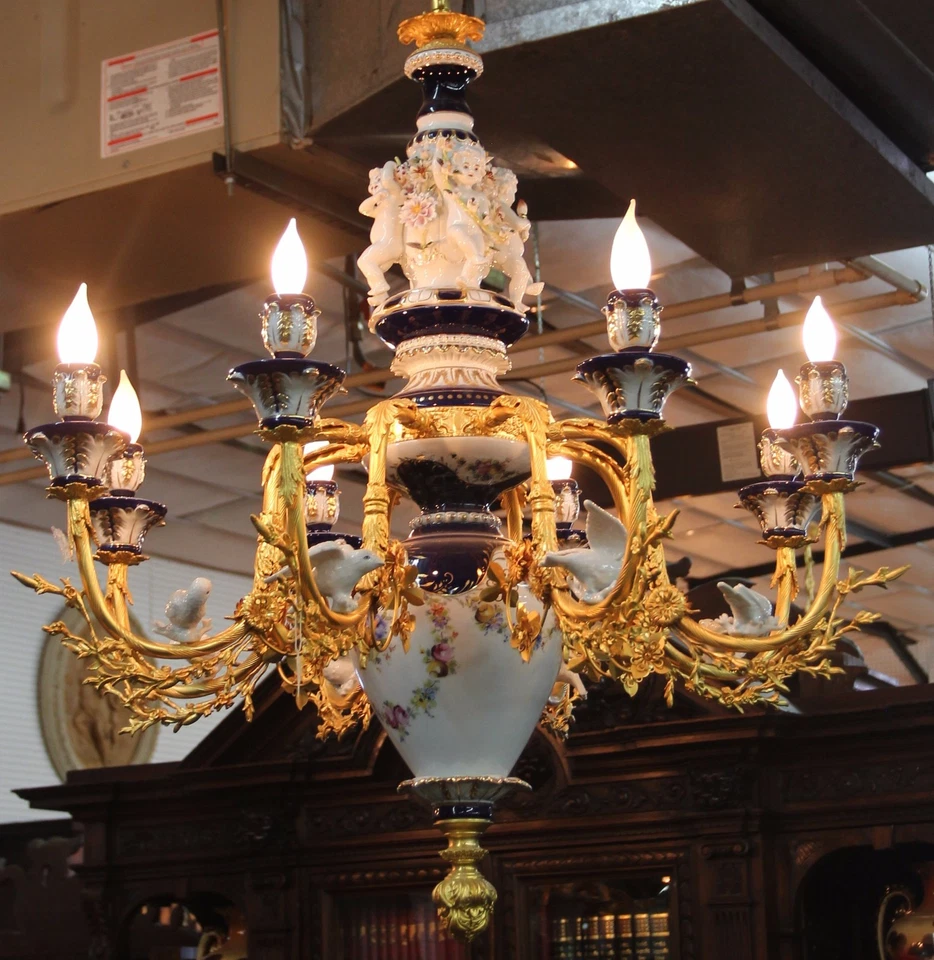 Lámpara de araña grande estilo Dresde de porcelana y bronce de 8 luces con querubines y palomas Foto 3 de 4