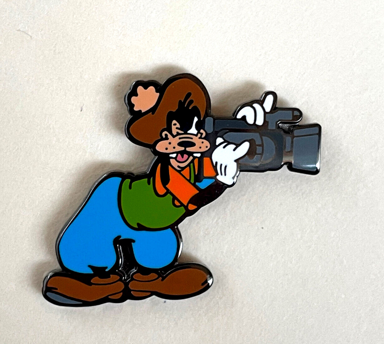 Exclusive Never Sold in Stores Goofy Disney Parks Director Video Camera Pin