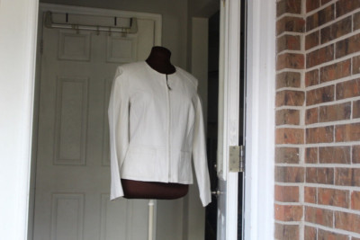 B BY BERNARDO BEAUTIFUL WHITE LIZARD EMBOSSED LEATHER JACKET, SZ M, MINT