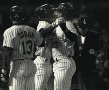 1993 Press Photo Milwaukee Brewers' Darryl Hamilton greets Greg Vaughn at plate