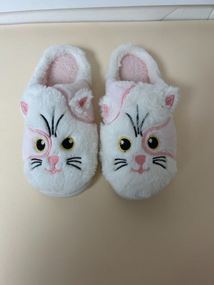 White cat slippers US 6  .The slippers have a comfortable fit