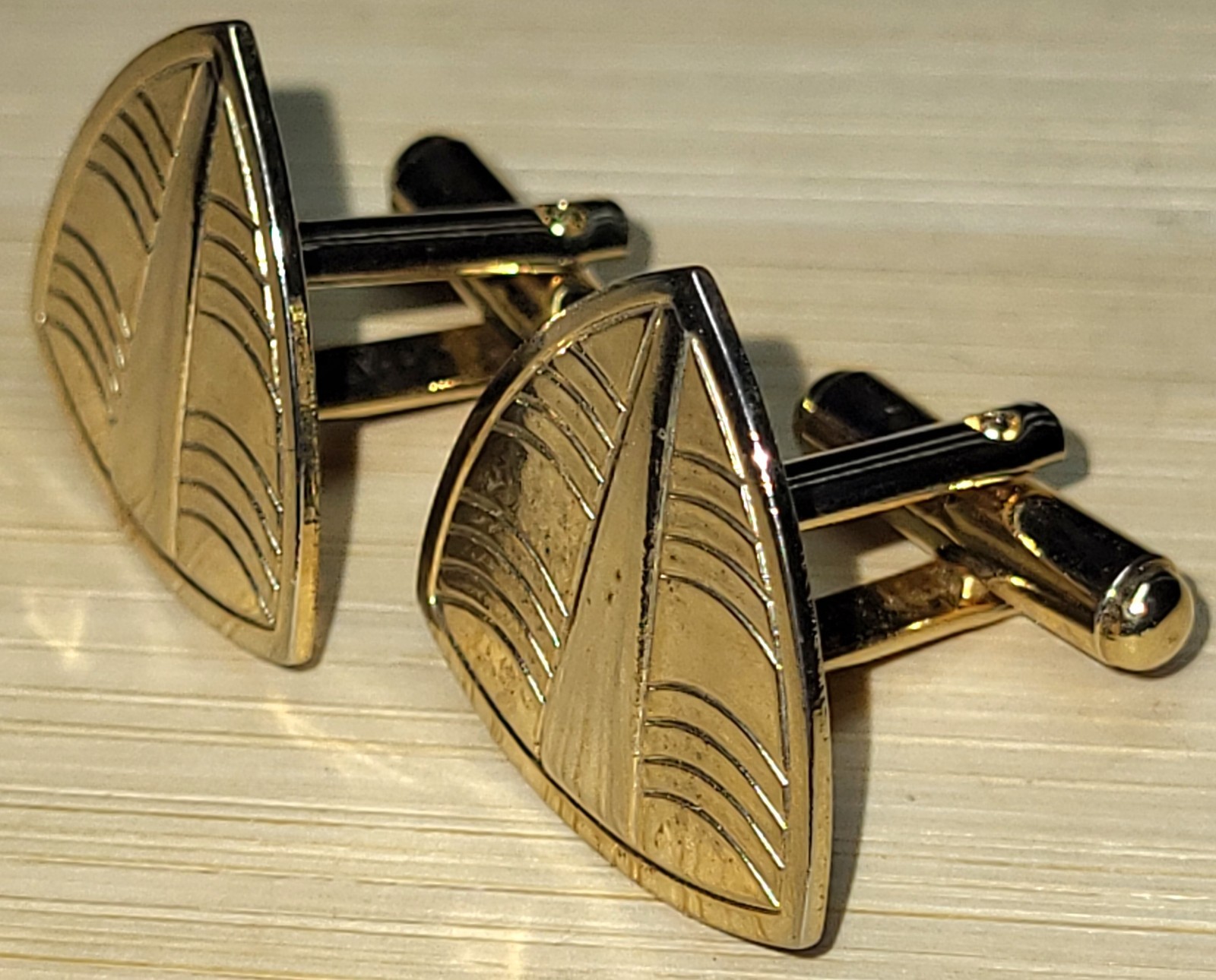 Vintage Goldtone Triangular Embossed Cufflinks 13… - image 4