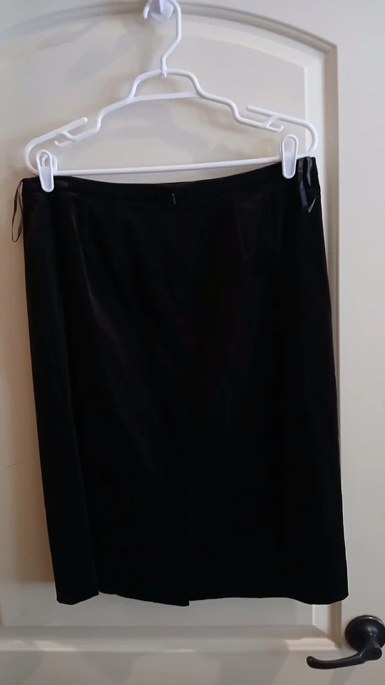 Falda negra Bloomingdales talla 12, corta Foto 2 de 4