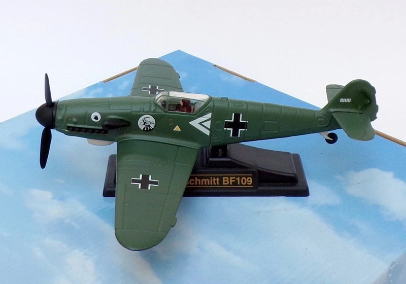 Yat Ming 1/48 Scale WW II Series 99078 - Messerschmitt BF109 Aircraft - Green - Image 3 of 4
