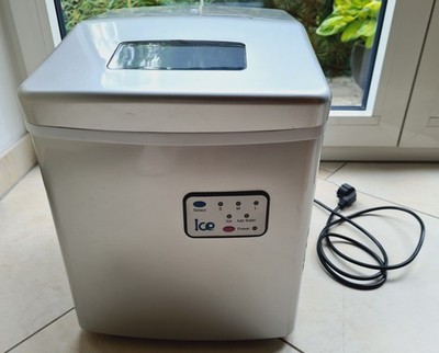 Silberne Eiswürfelmaschine   Ice Maker für coole Drinks an heißen Sommertagen