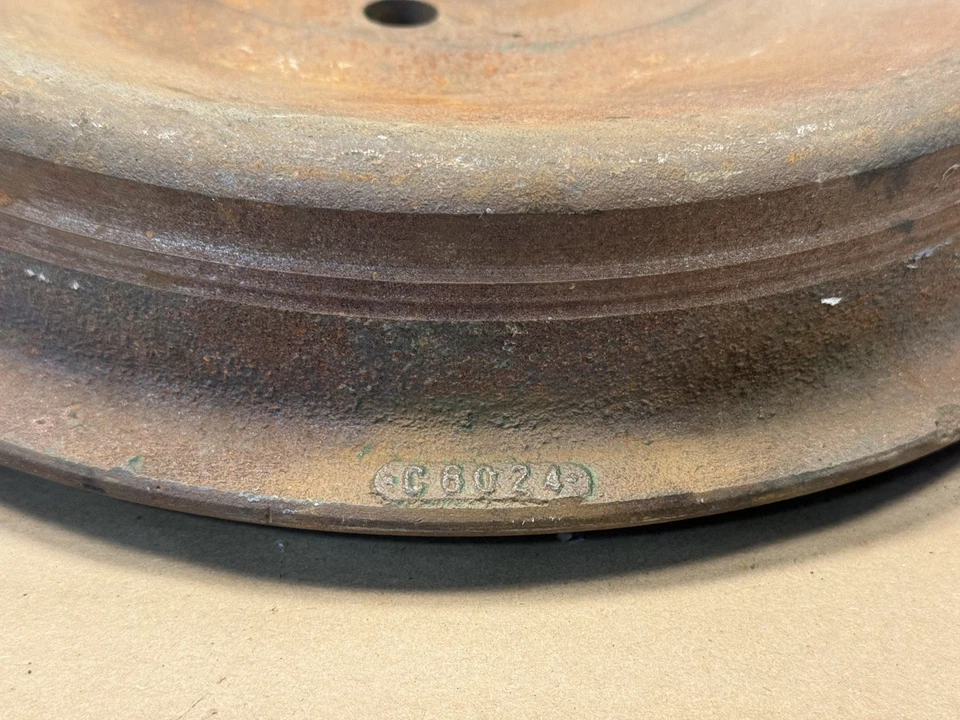 Tambor de freno delantero original Jaguar XK120 C6024 para ruedas de alambre izquierda o derecha OEM Foto 2 de 4