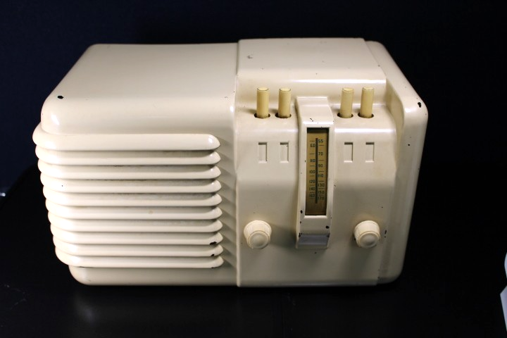 VINTAGE MACHINE AGE BELMONT RADIO ANTIQUE OLD BAKELITE PUSHBUTTON RADIO ...
