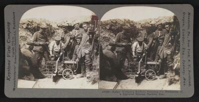 Kaiser William's soldiers studying mechanism of a captured Russian - Old Photo