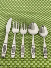 Oneida ROSE PENDANT Stainless Distinction Deluxe NEW Flatware SMART CHOICE A40N