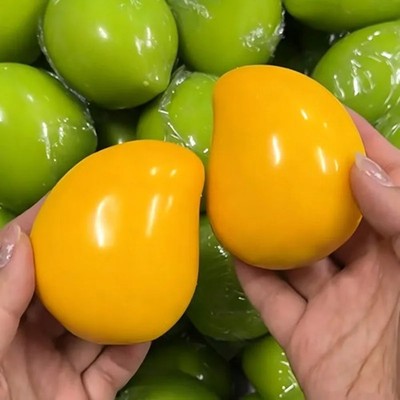 Handgefertigter knuspriger Mango Stressball Zappelspielzeug knuspriger Quetschball runde Blöcke