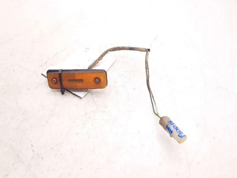 89-90 TOYOTA LAND CRUISER PASSENGER SIDE YELLOW MARKER LAMP  - Image 3 of 4